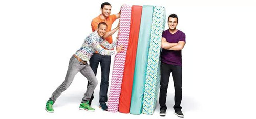 Airbnb 公司的三位創(chuàng)始人，以及他們最早的 Airbed