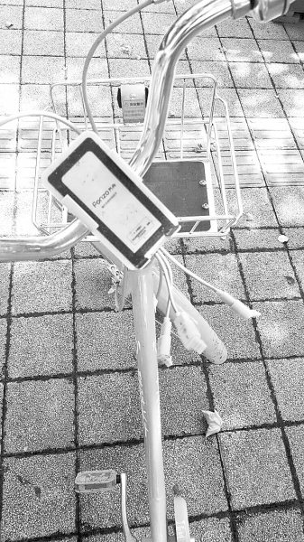 車把中間有手機充電支架，下方連接著3根充電線。