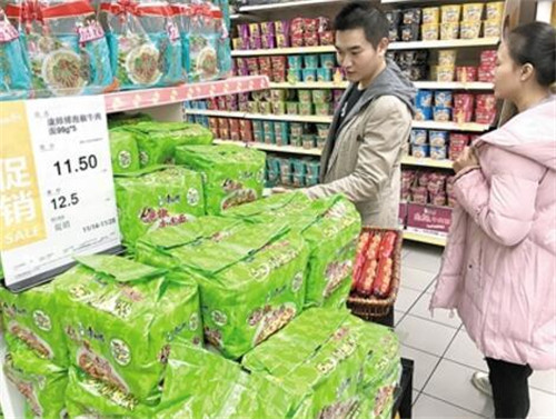 市民在超市內(nèi)購買方便面。