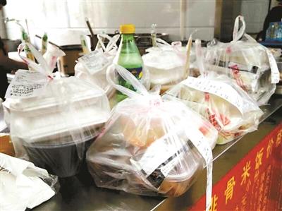 一餐館的“飯口”時段，等待“出發(fā)”的外賣擺滿案臺