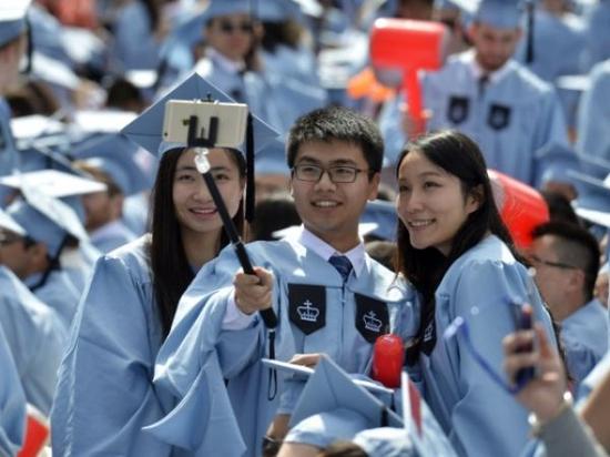 2015年5月20日，幾名中國留學(xué)生在美國哥倫比亞大學(xué)第261屆畢業(yè)典禮上自拍。約15000名畢業(yè)生參加了當(dāng)天的儀式，其中包括近600名中國學(xué)生。新華社記者王雷攝