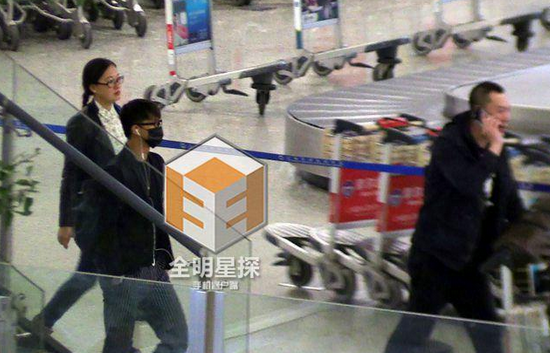 韓庚現(xiàn)身機(jī)場(chǎng)。