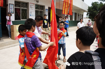 在莊嚴(yán)肅穆的國歌聲中，五星紅旗冉冉升起。學(xué)校的全體師生、愛心車隊(duì)的全體成員，共同經(jīng)歷了一次特殊的升旗