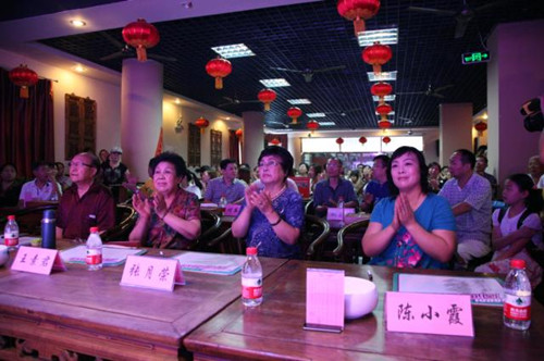 我省著名豫劇表演藝術(shù)家素君（左2）、常香玉弟子、國家一級演員張月榮（右2）