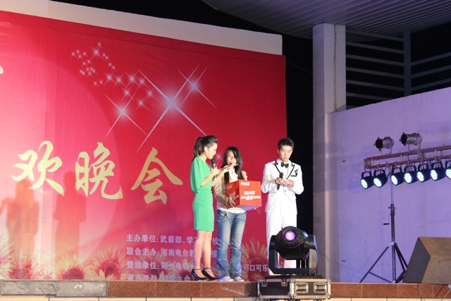 教育廣播女主播葉子現(xiàn)身晚會(huì)，全場沸騰