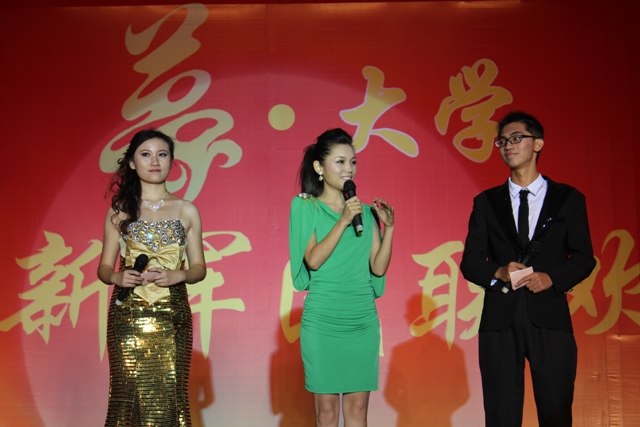 教育廣播女主播葉子現(xiàn)身晚會(huì)，與學(xué)生同臺(tái)主持