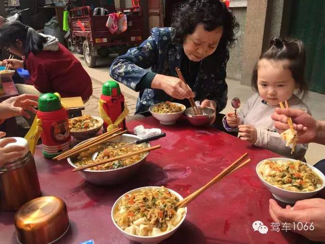 據(jù)說手搟面和柴雞蛋更配哦！