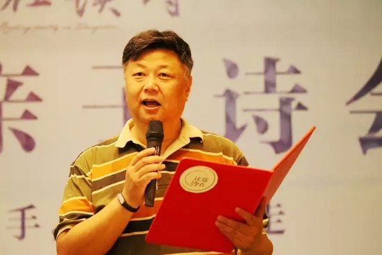 第一個(gè)節(jié)目便是重磅，大象融媒·欣欣象融網(wǎng)絡(luò)科技公司董事長魏峰帶來沈浩波的作品《在夏天時(shí)想起秋天》