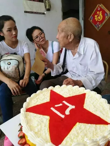 二姐們認真聽老兵講抗戰(zhàn)的故事，老人年事已高，記憶都是轟炸！轟炸！轟炸！
