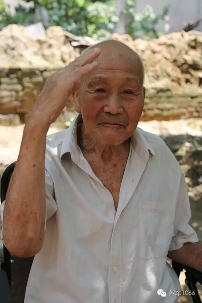 老兵身子骨不行了，九十多歲了……也許軍禮不那么標準了，但是這一幕還是感動到了我們……