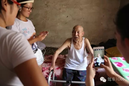 老兵老兵，你的勛章呢，國家給你的那個？