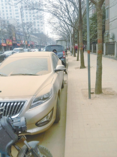 馬路灰頭土臉，停在路邊的車也蒙塵。