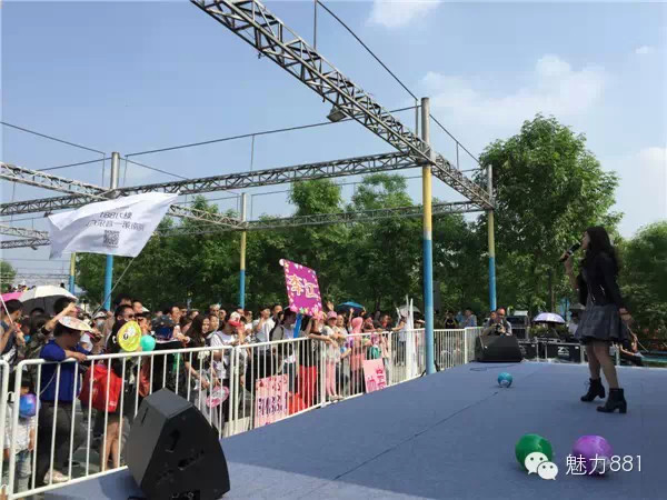 輕輕躍起、優(yōu)美身段，新聞小姐李江