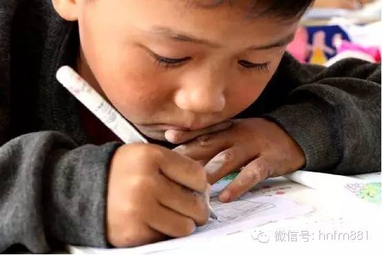 小手黑黑的，像是很少洗