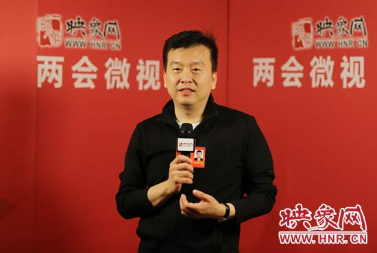 全國(guó)人大代表張澤群接受映象網(wǎng)“兩會(huì)微視”訪(fǎng)談。