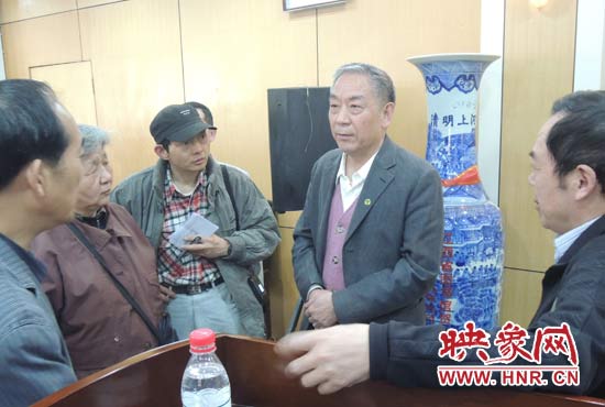 講座結(jié)束后，聽眾向戚建莊提問。