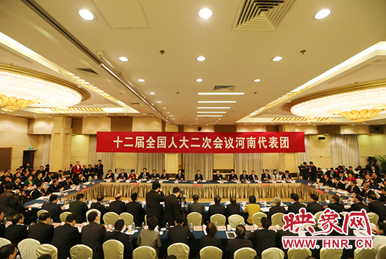3月5日下午，第十二屆全國(guó)人代會(huì)河南代表團(tuán)召開(kāi)全體會(huì)議，議論政府工作報(bào)告。
