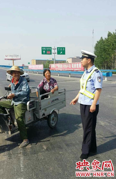 為抄近道走親戚，開封老漢騎電動三輪車上高速。