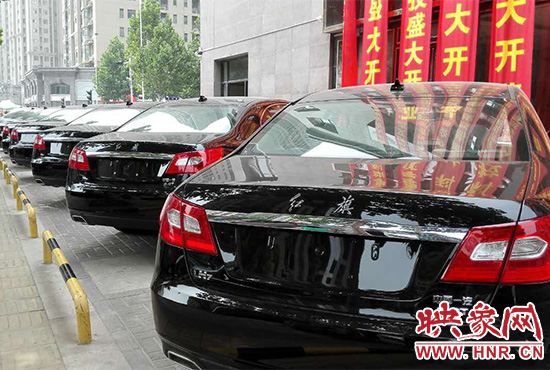 路邊一棟樓上懸掛著二三十條紅色條幅，全部是祝賀一家公司開業(yè)的。
