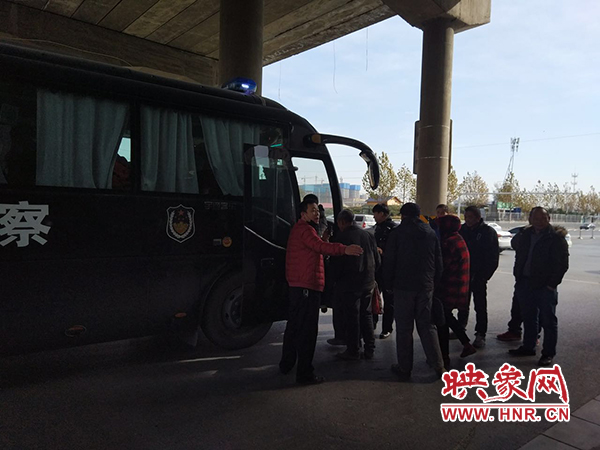 警方調(diào)來車輛，將超載人員轉(zhuǎn)運(yùn)走