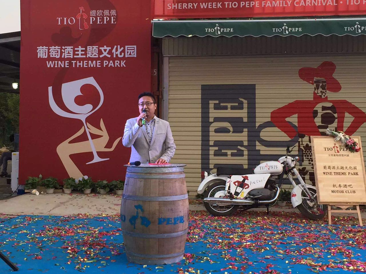 我們的巖歐巴出場(chǎng)嘍！真的是迷倒臺(tái)下一片！