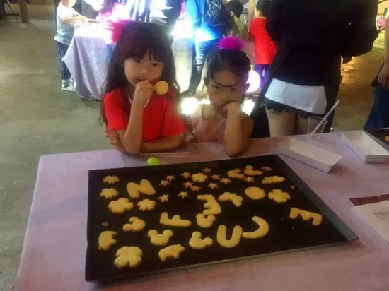 烤制好的餅干，發(fā)揮想象力，畫上美麗的圖案