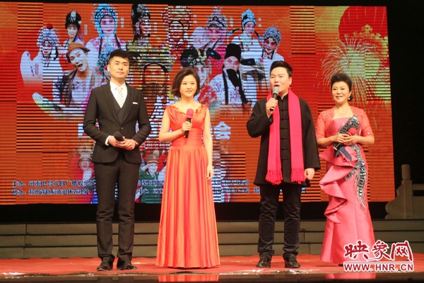 戲迷春晚主持人月陽（右二）、李亞楠（右一）、王巖（左二）、王曉凡（左一）