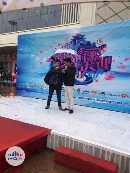 這位男士向遠在家鄉(xiāng)的妻子隔空表白，勇氣真是大大的，您對妻子的愛，已經(jīng)超越萬水千山。