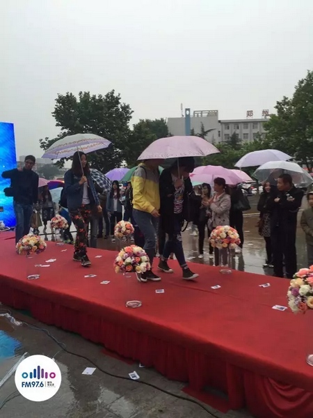 　　好友從屏幕后面走出來，他們特意從陜西、平頂山趕來為兩人送出祝福。