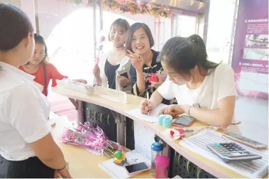 到場(chǎng)嘉賓均獲得巧克力一盒，女士另外還獲得獲得玫瑰花一支。