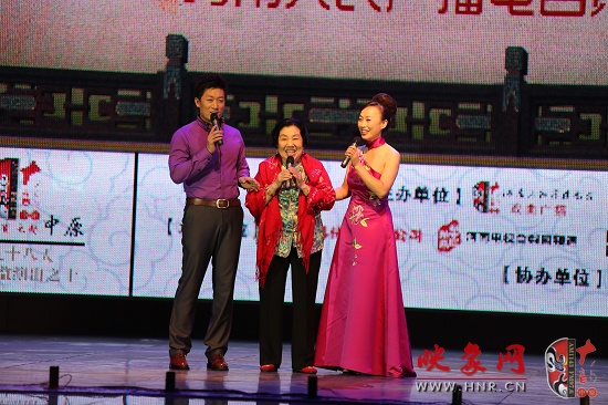 著名越調(diào)表演藝術(shù)家、越調(diào)皇后毛愛(ài)蓮（中）