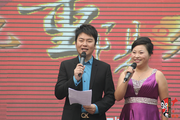 活動由著名戲曲節(jié)目主持人，河南電臺戲曲廣播當家小生月陽（左）戲曲廣播《票友排行榜》主持人丁蘭（右）主