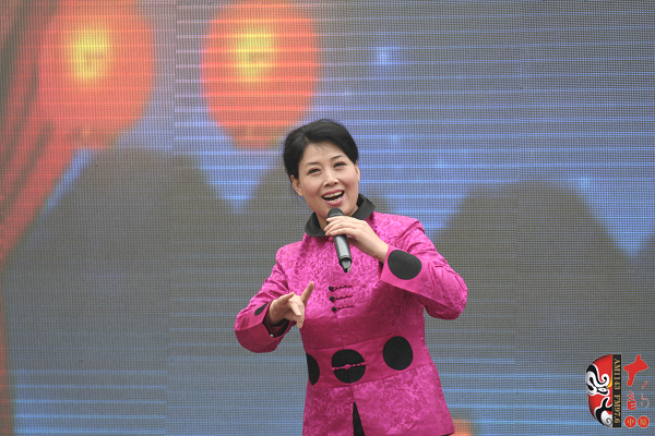 著名曲劇表演藝術(shù)家、中國戲劇梅花獎獲得者方素珍演唱曲劇《風雪配》選段“今日是我出閨的前一天晚上”
