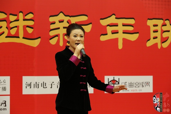 戲曲廣播主持人王唯、曉琴、丁蘭、李鋮及鄭州市曲劇團(tuán)優(yōu)秀演員張娜共同表演的小品《賣鞋》