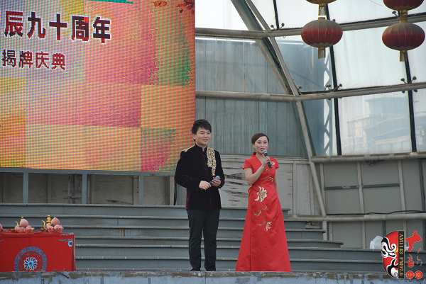主持人：河南電臺(tái)戲曲廣播副總監(jiān)張彤（右）、著名戲曲節(jié)目主持人、戲曲廣播當(dāng)家小生月陽(yáng)（左）