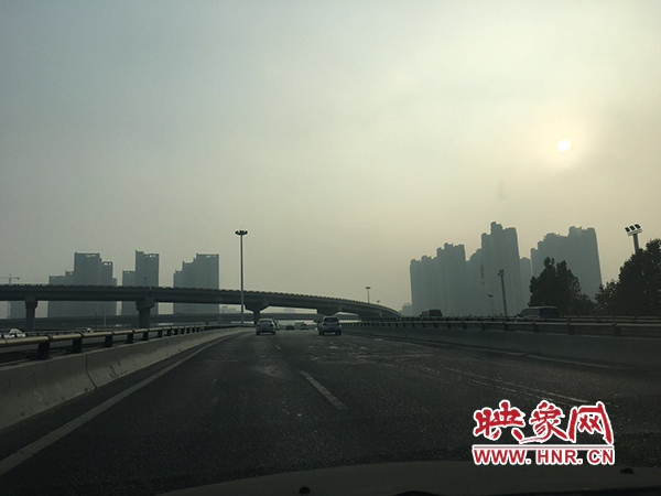 限行首日，三環(huán)橋上橋下，車輛不多，交通狀況良好。