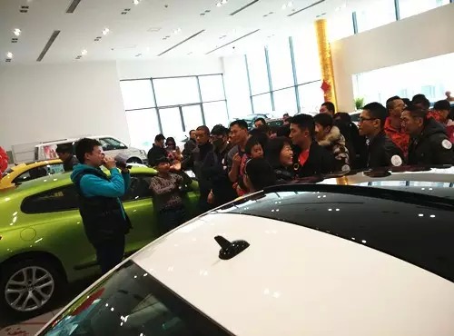 現(xiàn)場活動由私家車廣播《999車生活》主播飛揚、佳雨主持，新年呵護，溫暖你一路。