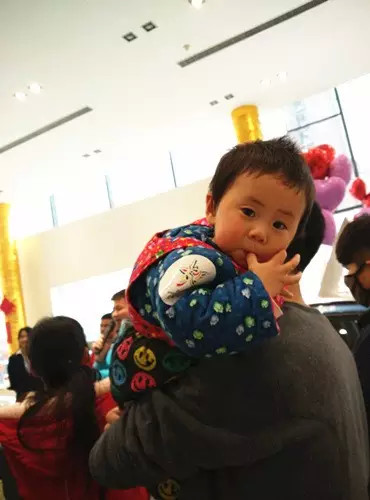 小朋友雖然你骨骼清奇，但是米、油你照樣拎不動啊，還是乖乖的油卡拿好吧。