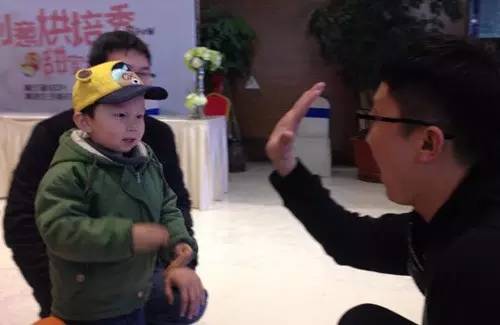 老楊你真心的是童心未泯啊，來，跟叔叔Give Me Five！