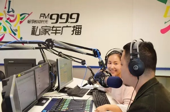 美女嘉賓來做客直播間，麥姐看莫非的眼神，嘖嘖，愛一個人是什么感覺？