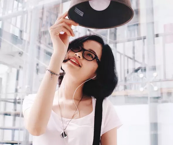 當(dāng)然，怎么能少的了美女出鏡？