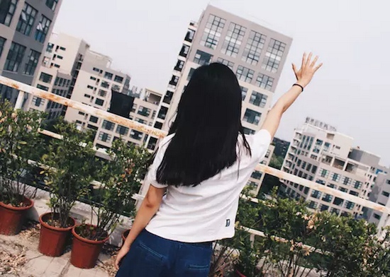 你問(wèn)我要去向何方，我指向天空的方向。