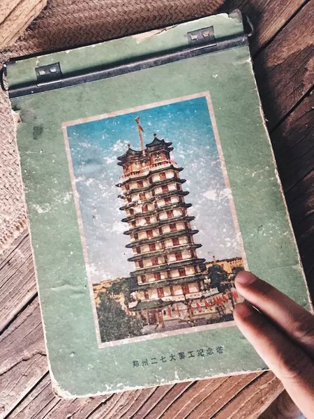 我們撫摸著鄭州的歷史，從中了解它的厚度。
