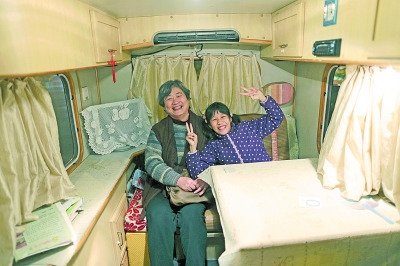 天黑了，外面風(fēng)雨交加而董怡汶坐在溫暖的房車(chē)?yán)铩? oldsrc=