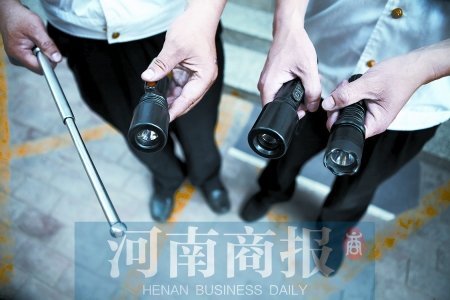 鄭州8名小學(xué)生持警棍、電擊槍街頭“火拼”