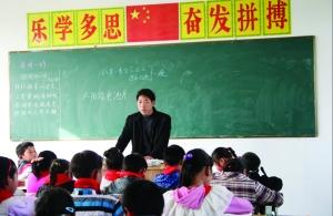 張從友先把妻子帶到學(xué)校，然后會(huì)準(zhǔn)時(shí)為學(xué)生們上課