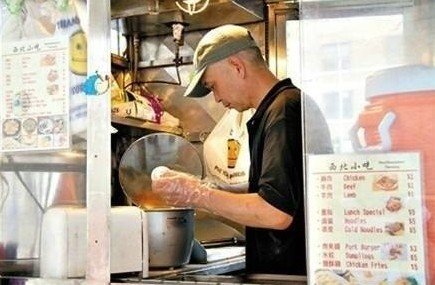 紐約哥大門(mén)口，顧客排長(zhǎng)隊(duì)買(mǎi)他的肉夾饃