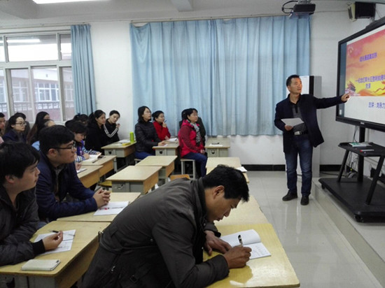 劉永力書記主講，全體黨員和教師參會聆聽