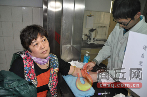 劉艷平的血樣和浙江省一位患者成功配型，1月15日下午3點，醫(yī)護人員正在為劉艷平再次抽取血樣
