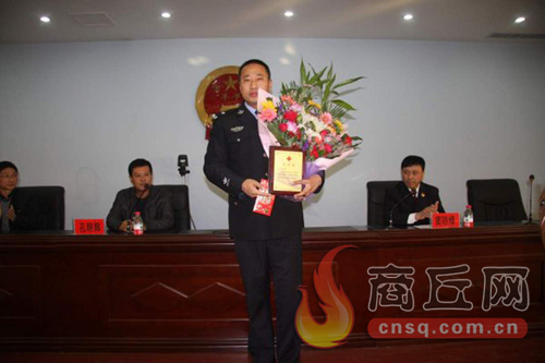高兵雷是睢陽區(qū)檢察院一位檢察干警，在去鄭州捐獻造血干細胞時，他所在的單位為他組織了熱烈的歡送儀式